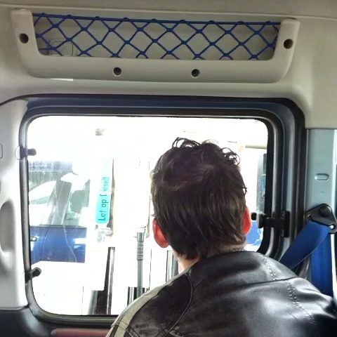 Effe pinnen bij de pomp. Goeie baard ook