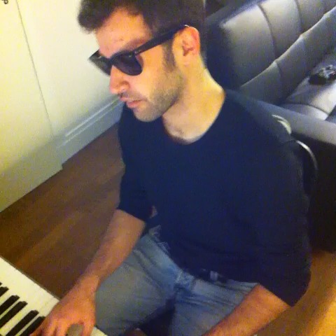 Un moment Stevie Wonder pour profiter du piano durant ma journée repos! #lepianomemanque #iwish